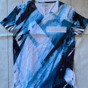 Calvin Klein Vneck tshirt. Men’s Small. Excellent condition. Blues & white.